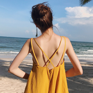 旅行路上沙滩裙女夏三亚(夏三亚)度假连衣裙气质，浪漫旅游穿搭黄色露背长裙