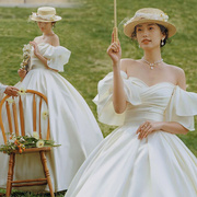 影楼主题婚纱2022白色缎面，抹胸法式复古户外森系情侣摄影拍照服装