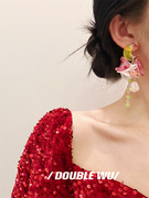 夏季玫红白色花瓣渐变月牙耳饰 夸张彩色绿色玉石耳环原创设计