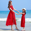 红色亲子装夏装一家三口母子海边度假雪纺连衣裙母女沙滩长裙洋气