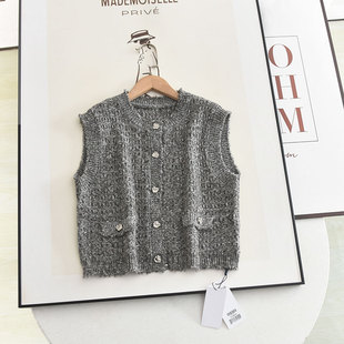麦系の2024春夏款时尚，圆领设计感不规则纽扣，灰色针织马甲背心女