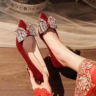 婚鞋新娘伴娘鞋红色高跟鞋女大码尖头中跟绒面秀禾水晶蝴蝶结单鞋
