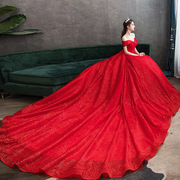 红色主婚纱新娘2024春季一字，肩亮片拖尾和齐地修身绑带婚纱