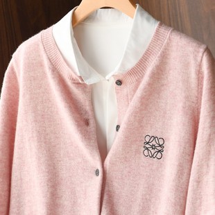 反季秋冬刺绣粉色羊绒，开衫女毛衣，宽松100%纯羊绒短款外套