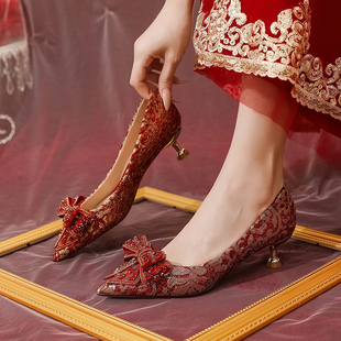 中式红色婚鞋新娘鞋2023年3cm低跟蝴蝶结高跟鞋女细跟水晶鞋