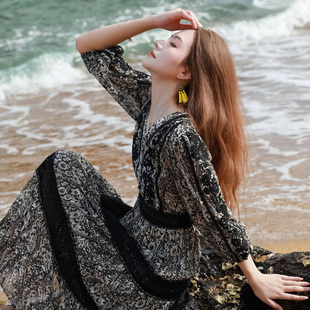 法式黑色碎花度假风连衣裙，重工绣花蕾丝拼接提花，料大摆长裙沙滩裙