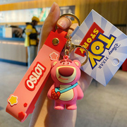 正版迪士尼玩具总动员草莓熊汽车钥匙扣精致女生书包挂件玩偶公仔