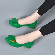 今年秋季四季单鞋圆头低跟一脚蹬真皮漆皮大码舒适绿色豆豆鞋