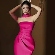 越南小众品牌LA MUSE 2023年冬季娇艳欲滴玫红色褶皱挂脖裙