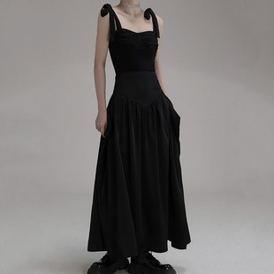 阿力仙娜黑色复古风，吊带抹胸连衣裙套装，2024年褶皱设计感中长裙