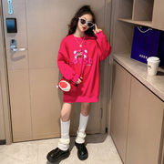 玫红色小熊卫衣，女童秋季2022宽松美式复古oversize中长款外套