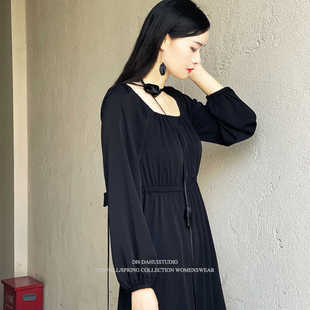 dh春季新古典(新古典)波，西米亚原创小众，设计黑色方领松紧腰长款度假连衣裙