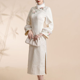 乳白色新中式国风改良旗袍年轻款，高端气质长袖冬季加厚连衣裙