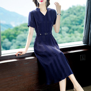 蓝色条纹连衣裙2024夏装显瘦短袖，中长款v领50岁妈妈裙子气质
