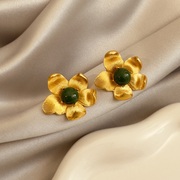 金色花朵绿水晶耳钉女金属风气质时尚耳钉复古百搭2024潮耳饰