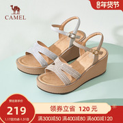 骆驼女鞋2023夏季水钻，一字带休闲增高坡跟厚底，罗马女时装凉鞋
