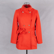 千黛百合女装冬装桔红色，长袖修身双排扣立领，纯色羊毛大衣外套