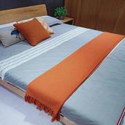 现代样板房间黑色橘色搭毯蓝色，搭巾沙发床尾毯黄色，床白色盖毯装饰