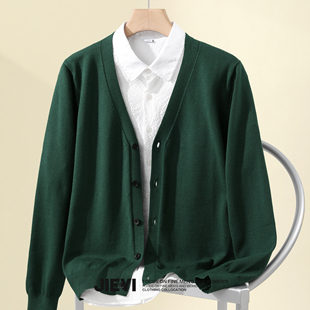jieyi军绿色绅士复古英伦风针织开衫，轻奢高品质纯色潮男毛衣外套