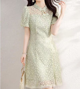 女装衣依阿玛施2024夏时尚(夏时尚)立领，中国风蕾丝开叉灯笼袖连衣裙女