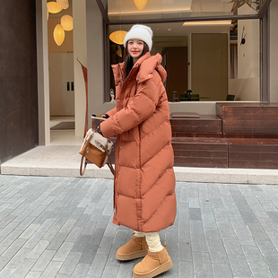 橘色长款羽绒服女冬季加厚2023今年流行的韩版休闲白鸭绒过膝外套