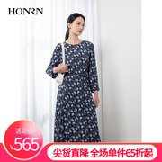 honrn红人藏蓝色印花圆领，系带收腰修身a字连衣裙女春秋hh11ol272