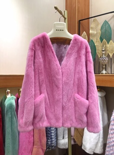 2021时尚v领粉色整貂皮草短款外套，级别貂皮大衣女整貂皮草
