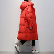 红色羽绒服女中长款2023冬季韩版连帽，时尚显瘦白鸭绒(白鸭绒)加厚外套