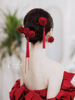新中式新娘旗袍造型酒红缎面烤边山茶花，套装礼服头饰婚纱发饰配饰