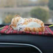 仿真猫咪毛绒摆件可爱玩具汽车内饰品小睡猫，动物女士车载竹炭包狗