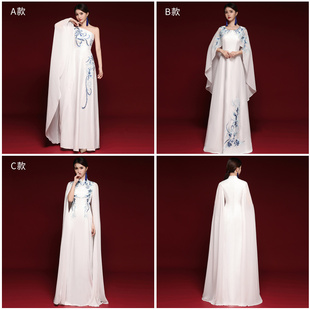 古筝水袖舞演出青花瓷旗袍成人，长款优雅中国风模特走秀白色礼服女