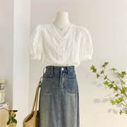 白色刺绣花边V领泡泡袖衬衫女夏短袖设计感气质韩系上衣洋气小衫