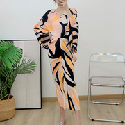 印花蝙蝠袖褶皱长裙2023夏季洋气龄裙子小众设计感V领连衣裙女