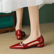 平底鞋女2024春夏季真皮，尖头红色平跟单鞋，镂空一字带时装凉鞋