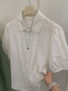 今年流行设计感白色蕾丝，镂空衬衫小个子，娃娃领短款泡泡袖上衣
