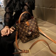 香港品牌包包女士2024复古真皮手提单肩水桶包质感斜跨小包包