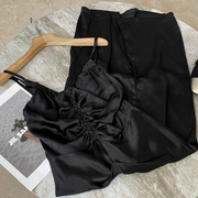 黑色轻熟淑女雪纺吊带裙，皱褶修身v领连时尚休闲洋气