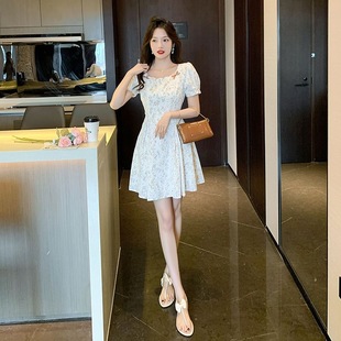 韩国碎花连衣裙女2024年夏季方领收腰显瘦气质白色中长款裙子