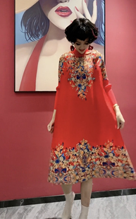 妈妈婚宴礼服红色，改良旗袍弹力褶皱连衣裙定位印花喜婆婆时尚高端
