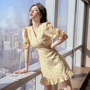 欧洲站2023夏季法式设计感高级黄色显瘦短裙，收腰碎花连衣裙女