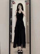 赫本风黑色吊带连衣裙，女夏季2023年法式高腰显瘦中长款茶歇裙