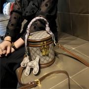 香港品牌包包女士2024流行通勤单肩手提小包真皮斜跨水桶包潮