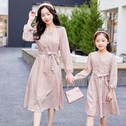 不一样的亲子装秋装韩版复古连衣裙波点女童母女装洋气公主裙