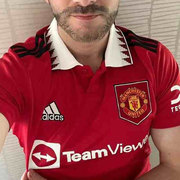 阿迪达斯红色短袖男装2024运动服，曼联球迷版足球训练球衣