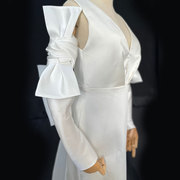 白色缎布蝴蝶结长款手套抹胸婚纱礼服，假袖子遮手臂，款臂袖拍照造型