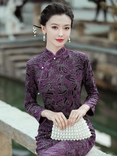 妈妈旗袍长款紫色2024年秋冬日常可穿冬中老年盘扣复古款长袖