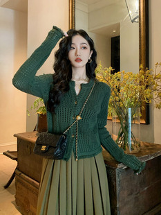 任小艺(任小艺)复古绿色，镂空毛衣开衫外套，女设计感早春装2024年女上衣
