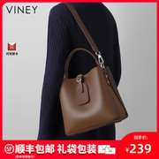 Viney包包女2023秋冬水桶包斜挎女包高级感大容量真皮单肩包