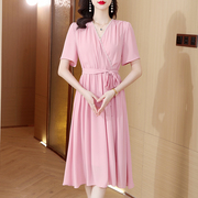 气质法式粉色V领连衣裙女2023夏季钉珠系带泡泡袖显瘦中长裙