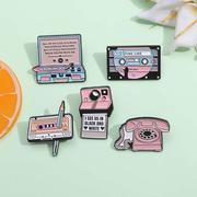 速卖通创意电子产品系列合金胸针，可爱卡通粉色相机，电话磁带徽章